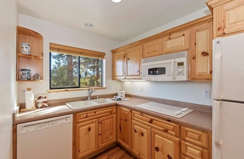 Upper Moonridge Cabin | Dog-friendly cabin, picnic table, BBQ, game room, two kitchens and more!