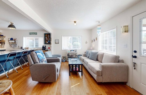 Winchester Bay House | Dog-friendly coastal-themed home with a full kitchen & washer&dryer
