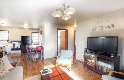Netarts House | Dog Friendly Cottage with Deck WiFi and Washer Dryer Near Beaches Clamming