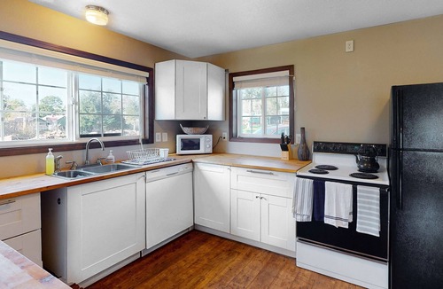 Netarts House | Dog Friendly Cottage with Deck WiFi and Washer Dryer Near Beaches Clamming