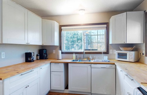 Netarts House | Dog Friendly Cottage with Deck WiFi and Washer Dryer Near Beaches Clamming