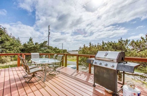 Bayshore House | Dog-Friendly Home with Ocean Views, Easy Beach and Bay Access, and Free WiFi