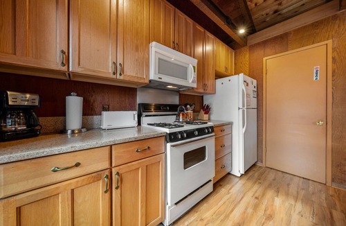 Truckee Cabin | Donner Delight - Classic Donner Lakefront Cabin with Lake Views, across from Shoreline Park