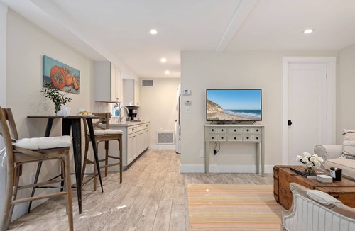 Santa Barbara Apartment | Downtown Escape