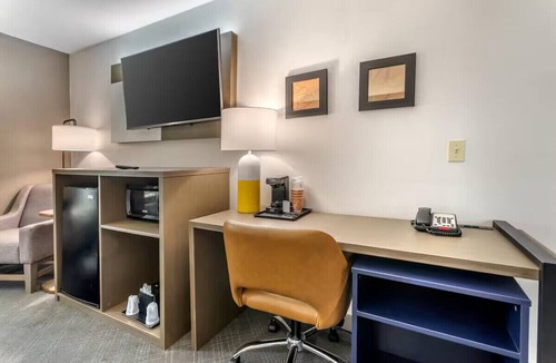 Downtown Sacramento Hotel | Downtown Sacramento King Suite w/Breakfast & Pool