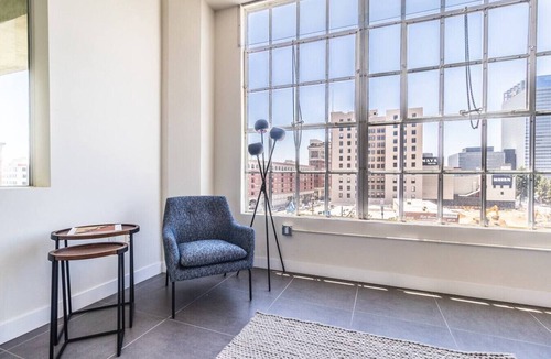 Historic Core Apartment | DTLA 2BR | Rooftop Jacuzzi & Sunset Views!