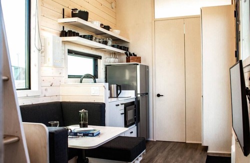 Coos Bay Cabin | Dune Cabin - The Dune Cabin is well-appointed and uniquely designed and comfortably sleeps 6 guests. Private bedroom with queen bed, open loft with twin beds, and dinette that converts to a full size bed