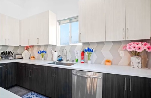 North Hollywood House | E. 2 Homes: Sleeps 26 by Universal + Patio