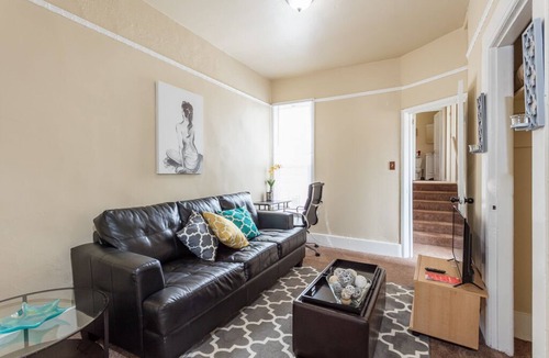 Prescott Apartment | Elegant and Spacious West Oakland Flat Near Bart!