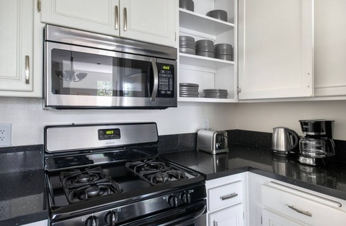 Beverly Grove Apartment | Elegant Beverly Hills 1BR nr The Grove & Rodeo Drive, by Blueground