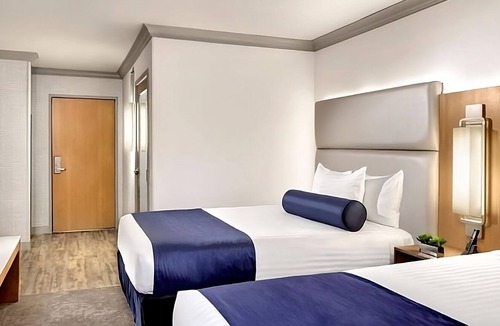 Gateway District Hotel | Elevate 2 Queens at The STRAT Hotel, Casino & Tower
