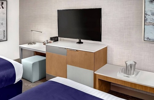 Gateway District Hotel | Elevate 2 Queens at The STRAT Hotel, Casino & Tower