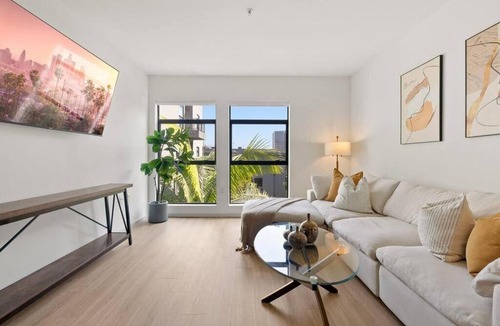 Hollywood Apartment | Emerald Ridge - Luxe Hollywood Walk of Fame
