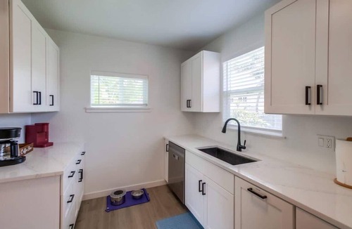 Pacific Beach Cottage | Emerald Sea - Pet Friendly beach cottage