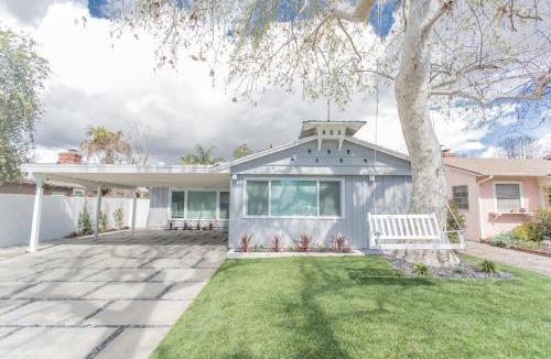 Sherman Oaks House | Enchanting Sherman Oaks Home With Pool permit #HSR two five zero zero 3222