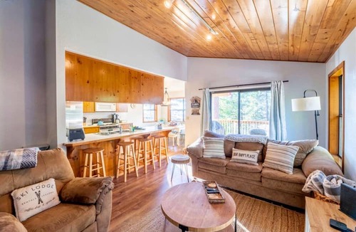 Sonora Cabin | Enjoyable Cabin with Fireplace and Foosball in Twain Harte, California