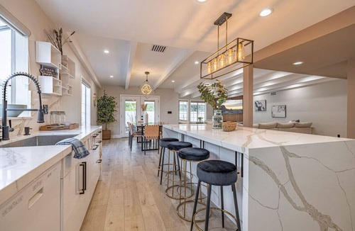 Valley Glen Apartment | Entertainer home hot tub Universal sleeps 12