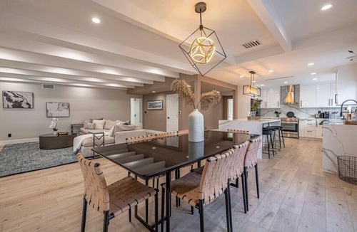 Valley Glen Apartment | Entertainer home hot tub Universal sleeps 12