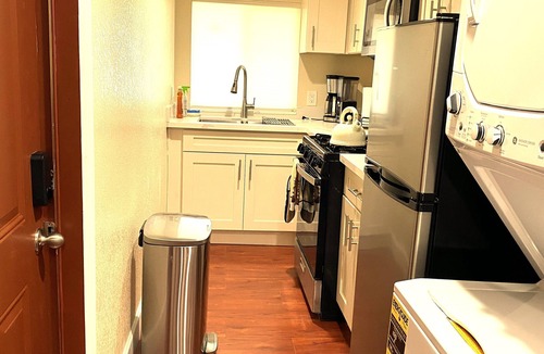 North Oak Park Apartment | Entire cozy studio w/separate entrance steps to UCD Med Ctr & Aggie Square