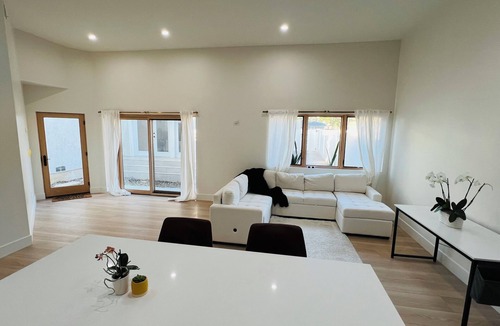 Cal Heights House | Entire home 3bed w/Laundry & 2 Spa like baths & private parking w/EV charging