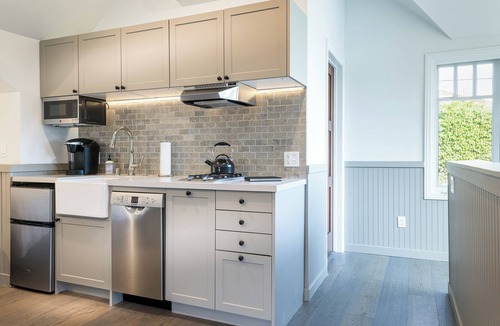 North of Montana Apartment | Escape to a Luxe Studio Retreat in Santa Monica