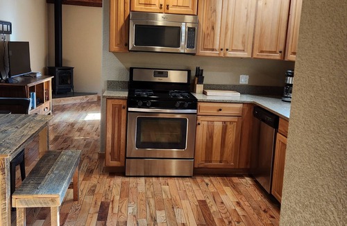 Trinity Center Condo | Escape to Nature: Charming 3-Bedroom Cabin near Trinity Lake