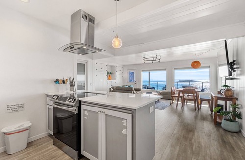 Smith River House | Escape to "The VUE" A Waterfront Gem with Hot Tub
