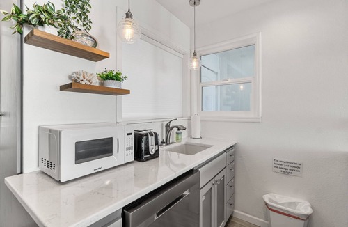 Smith River House | Escape to "The VUE" A Waterfront Gem with Hot Tub