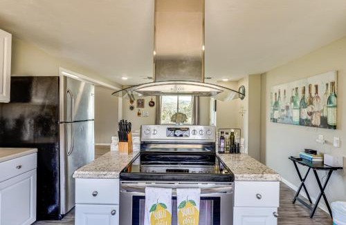 Escondido House | Escondido Vineyard Estate: Walk to Wineries!