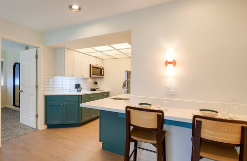 San Jose Hotel | Esthetic Property with Free Daily Breakfast | Parking Onsite
