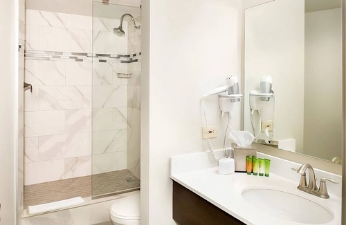 Gateway District Hotel | Exciting Vegas Adventure! Modern Unit, Swimming Pool, Onsite Casino!