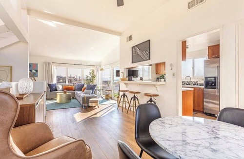 Gas Lamp Section House | Exclusive Ocean & Pier View Family Escape