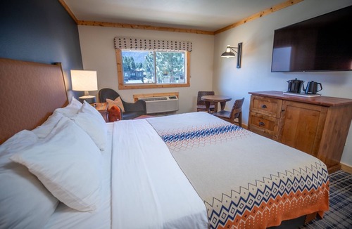 Mammoth Lakes Hotel | Experience Alpine Charm Near Mammoth Mountain & Sherwin Lake Views! 4 Units