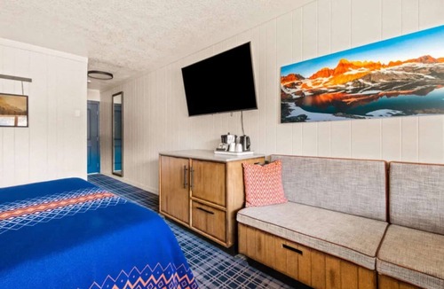 Mammoth Lakes Hotel | Experience Alpine Charm Near Mammoth Mountain & Sherwin Lake Views! 4 Units