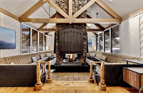 Mammoth Lakes Hotel | Experience Alpine Charm Near Mammoth Mountain & Sherwin Lake Views! 4 Units
