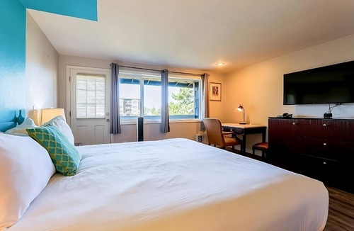 Seaside Hotel | Explore Seaside from Comfortable Room Near Downtown