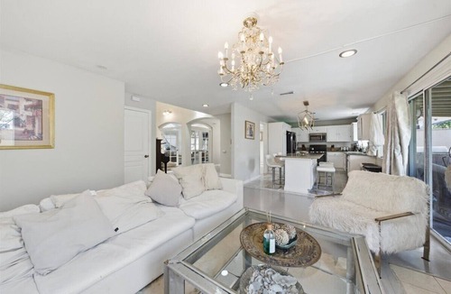 Lomita House | Extravagant Villa Near Beach & Hot Spots