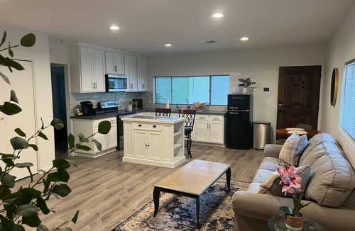 Northridge House | Fabulous 1-bedroom Guesthouse with AC in sunny Los Angeles
