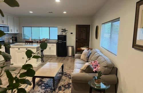 Northridge House | Fabulous 1-bedroom Guesthouse with AC in sunny Los Angeles