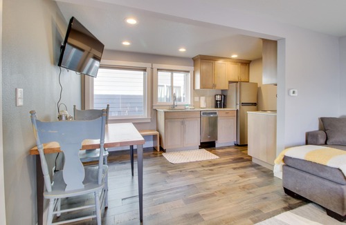 Oceanside Condo | Fabulous remodeled & dog-friendly condo in oceanfront complex Steps from beach