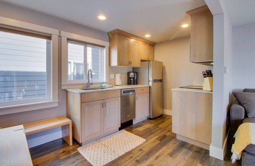 Oceanside Condo | Fabulous remodeled & dog-friendly condo in oceanfront complex Steps from beach