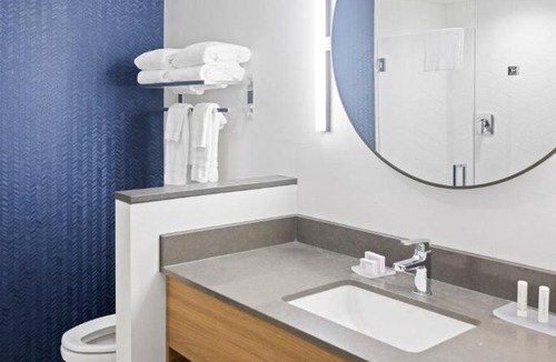 Pacific Beach Hotel | Fairfield Inn & Suites by Marriott San Diego Pacific Beach