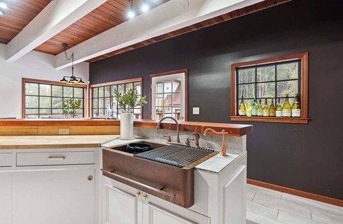 Brookdale House | Fairytale Castle in redwoods w/Pickleball court
