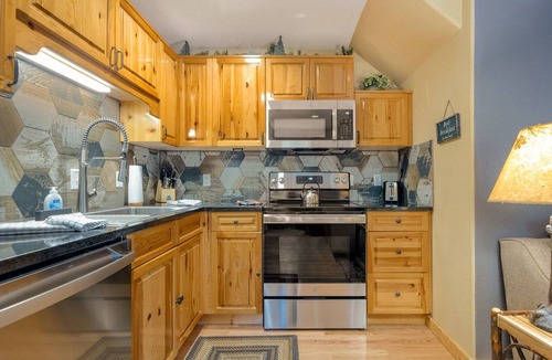 Fall River Estates Condo | Fall River Riverfront Condo + Private Hot Tub