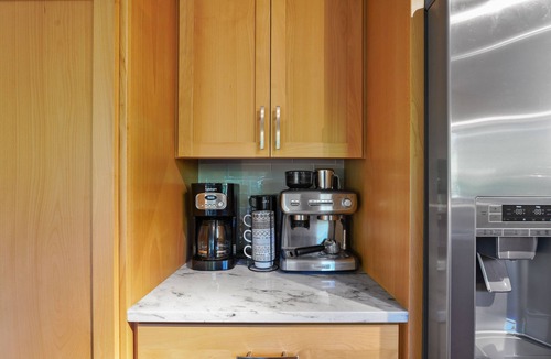 Neahkahnie Beach House | Family Favorite! Treehouse,Huge Yard,Firepit & EV Charger.Walk to town & beach