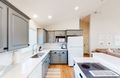 Four Sisters House | Family Friendly Beach Home with High Speed WiFi Gas Fireplace and Washer Dryer
