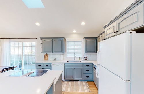 Four Sisters House | Family Friendly Beach Home with High Speed WiFi Gas Fireplace and Washer Dryer