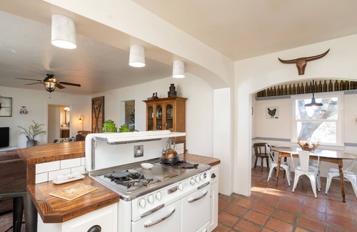 Paso Robles House | FARM HOUSE Paso Robles, 46 West, Fire pit, Pet friendly