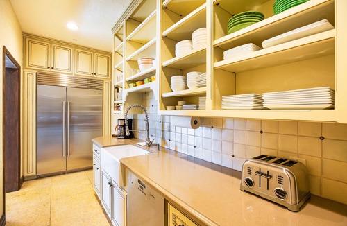 Geyserville House | Farm Stay Villa on 55 Acres/Pool, Hot Tub & Complimentary Wine Tasting