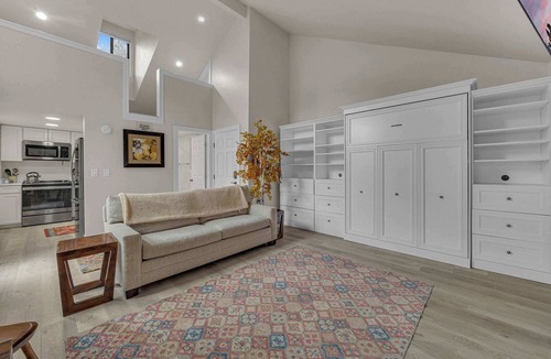 Sunriver Apartment | Fireplace, kitchen, queen bed, great location
